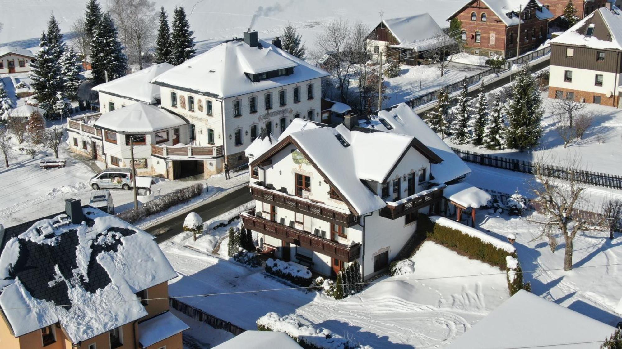 Hotel Alpenhof Markneukirchen Bagian luar foto